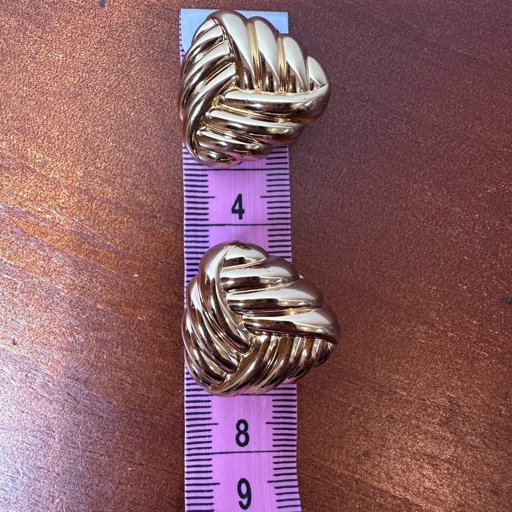 Christian Dior Triangular Knot
Earrings vintage gold clip on - Picture 7 of 7